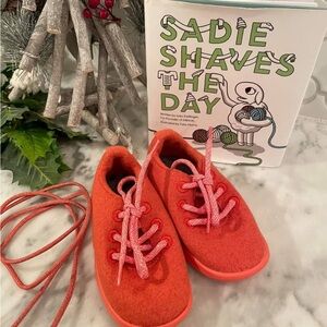 RARE, OUT OF PRODUCTION: NEW Gender Neutral Wool Allbirds w Book & Extra Laces